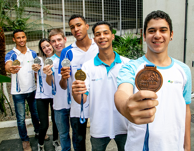 Victor (terceiro da esquerda para a direita) mostra, ao lado de colegas, medalha de prata que ganhou na etapa nacional, em Maceió (AL) / Foto: Firjan